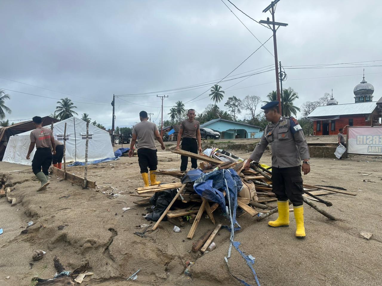Negara Hadir di Batang Toru, Brimob Kawal dan Bantu Pembangunan Hunian Warga Negara Hadir di Batang Toru, Brimob Kawal dan Bantu Pembangunan Hunian Warga