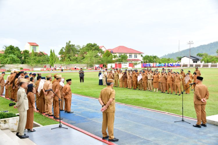 Pimpin Apel, Wabup Tapteng Sesuai Amanat Presiden Prabowo Ajak ASN Laksanakan Gerakan Indonesia ASRI Pimpin Apel, Wabup Tapteng Sesuai Amanat Presiden Prabowo Ajak ASN Laksanakan Gerakan Indonesia ASRI