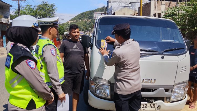 Binluh Keselamatan Satgas Preemtif Polres Sibolga Bagikan Brosur dan Stiker Ops Keselamatan Toba 2026 kepada Masyarakat