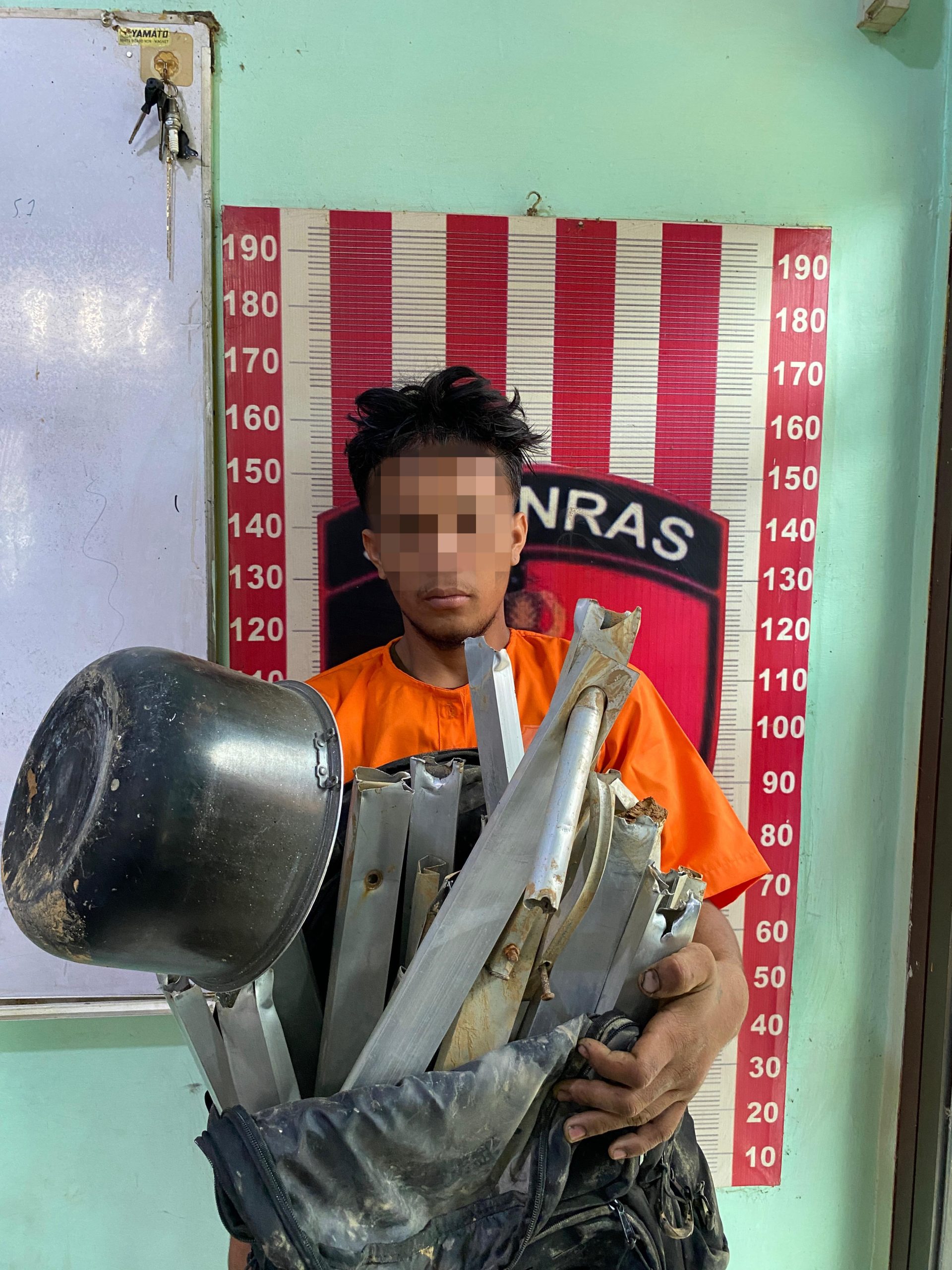 Satreskrim Polres Tapteng Amankan Pelaku Pencurian di Komplek Perumahan Pandan Asri Satreskrim Polres Tapteng Amankan Pelaku Pencurian di Komplek Perumahan Pandan Asri