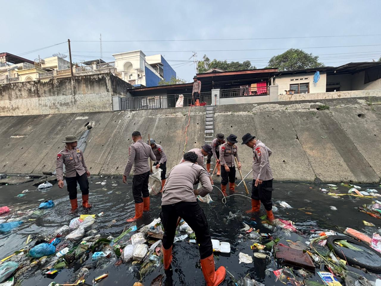 Berjalan Berkelanjutan Atas Arahan Presiden RI, Brimob Polda Sumut Konsisten Jaga Kebersihan dan Kesehatan Lingkungan