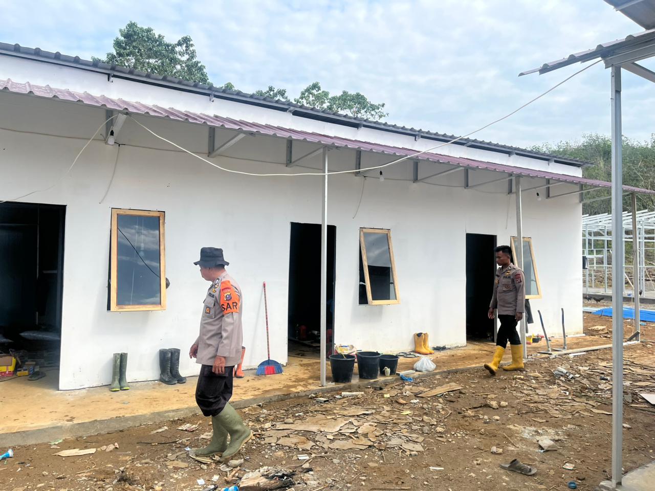 Dengan Semangat Kebersamaan, Brimob Gotong Royong Bangun Rumah Korban Banjir Tolang Julu Dengan Semangat Kebersamaan, Brimob Gotong Royong Bangun Rumah Korban Banjir Tolang Julu