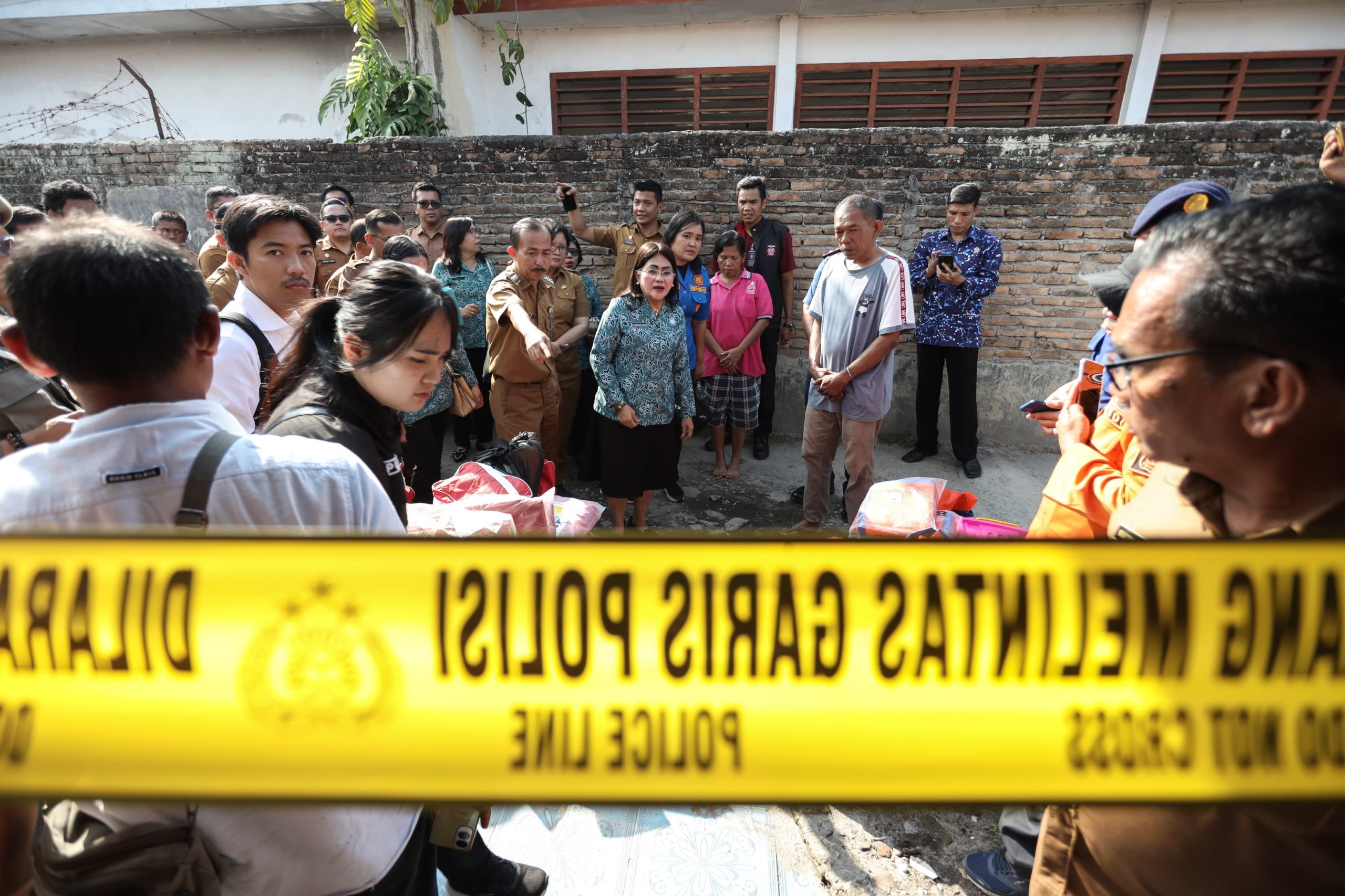 Ketua TP PKK Kota Pematangsiantar Ny Liswati Wesly Silalahi Menyerahkan Bantuan Kepada Korban Kebakaran di Jalan Pattimura Ketua TP PKK Kota Pematangsiantar Ny Liswati Wesly Silalahi Menyerahkan Bantuan Kepada Korban Kebakaran di Jalan Pattimura