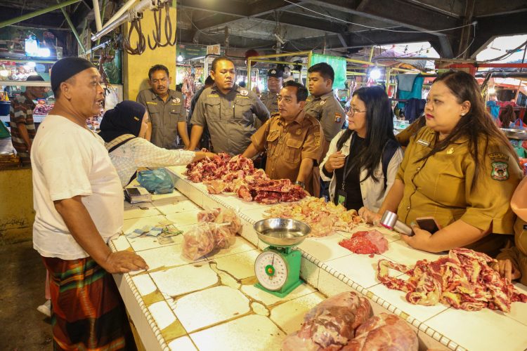 Pemko Pematangsiantar bersama Satgas Saber Pelanggaran Harga, Keamanan, dan Mutu Pangan Menemukan Minyak Goreng Minyakita Di Atas HET Pemko Pematangsiantar bersama Satgas Saber Pelanggaran Harga, Keamanan, dan Mutu Pangan Menemukan Minyak Goreng Minyakita Di Atas HET