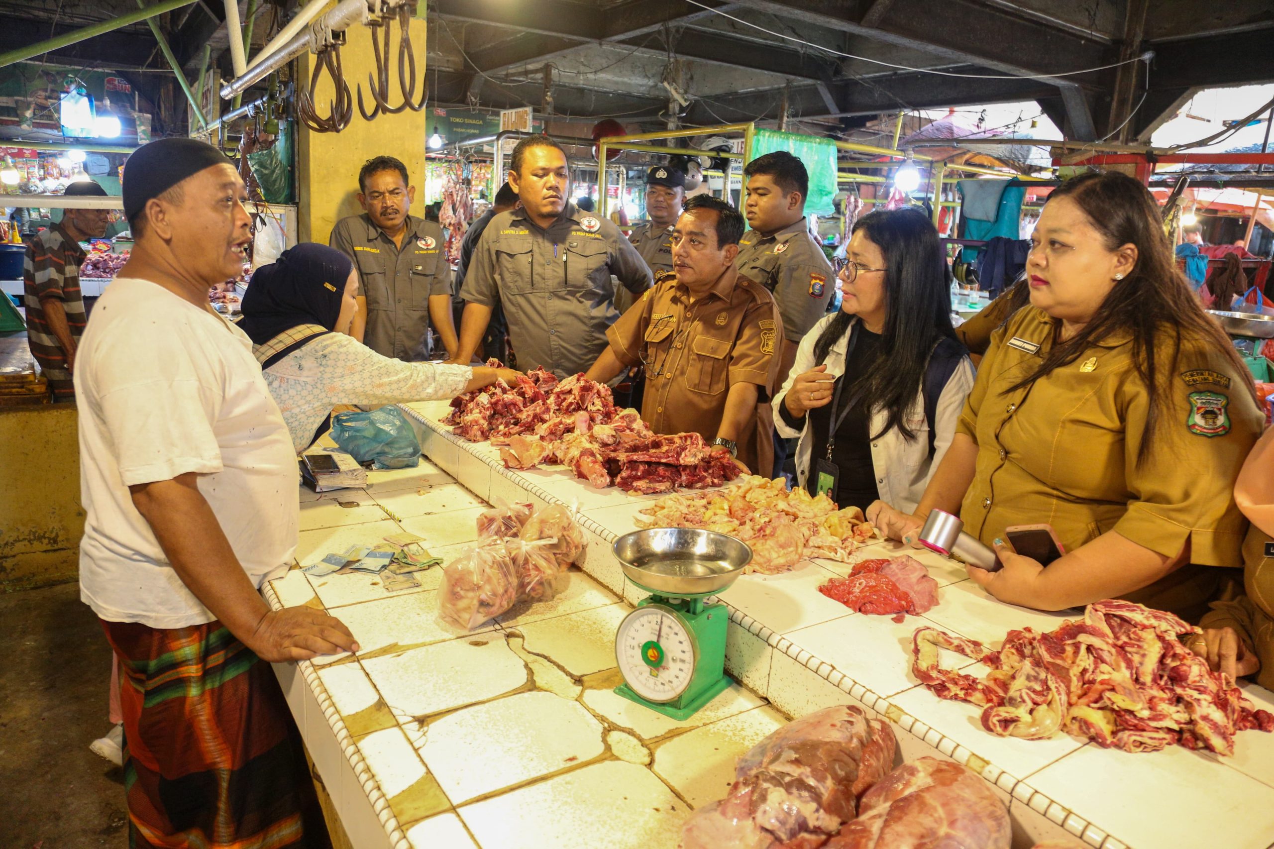 Pemko Pematangsiantar bersama Satgas Saber Pelanggaran Harga, Keamanan, dan Mutu Pangan Menemukan Minyak Goreng Minyakita Di Atas HET Pemko Pematangsiantar bersama Satgas Saber Pelanggaran Harga, Keamanan, dan Mutu Pangan Menemukan Minyak Goreng Minyakita Di Atas HET