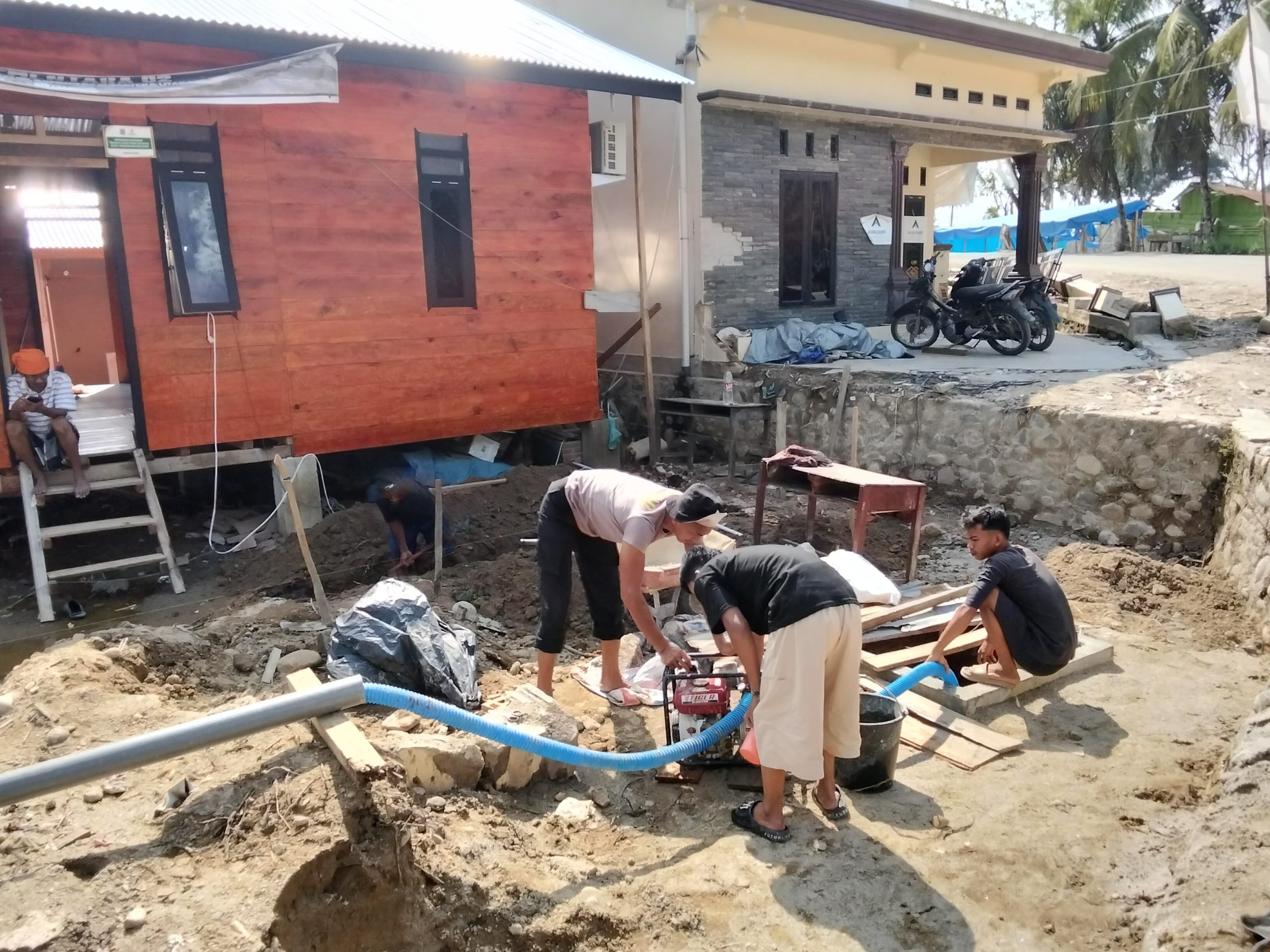 Brimob Batalyon C Menyatu dengan Warga, Bangun Huntara dan Salurkan Ratusan Sak Beras Brimob Batalyon C Menyatu dengan Warga, Bangun Huntara dan Salurkan Ratusan Sak Beras