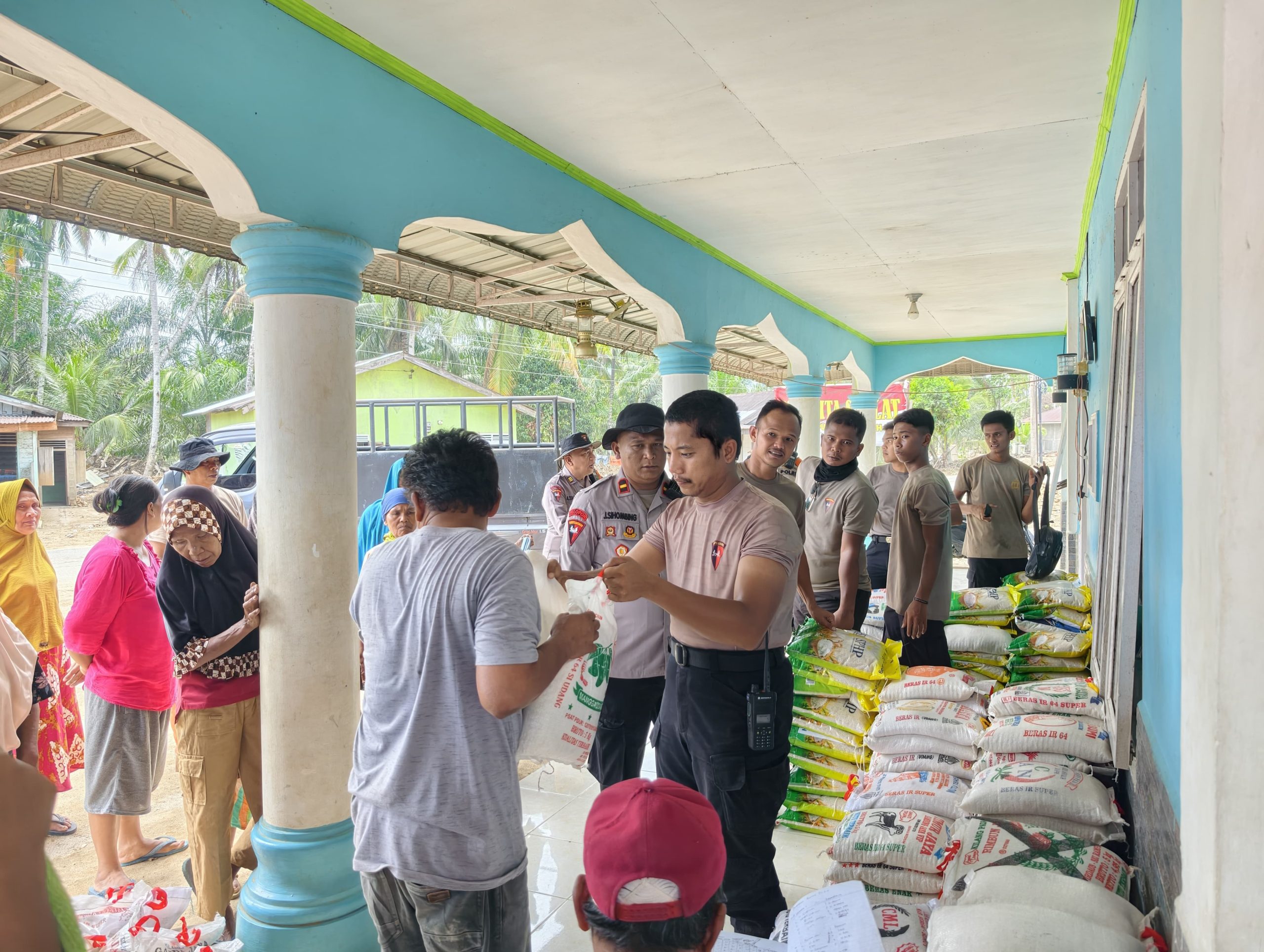 Brimob Batalyon C Menyatu dengan Warga, Bangun Huntara dan Salurkan Ratusan Sak Beras Brimob Batalyon C Menyatu dengan Warga, Bangun Huntara dan Salurkan Ratusan Sak Beras