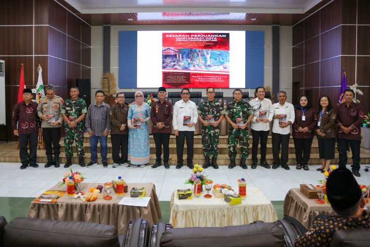 Buku ‘Sejarah Perjuangan Masyarakat Kota Pematangsiantar Dalam Merebut dan Mempertahankan Kemerdekaan Indonesia 1945’ Resmi Launching dan Didistribusikan Buku ‘Sejarah Perjuangan Masyarakat Kota Pematangsiantar Dalam Merebut dan Mempertahankan Kemerdekaan Indonesia 1945’ Resmi Launching dan Didistribusikan