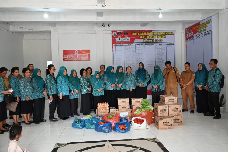 TP PKK Tapteng Berikan Bahan Pangan Untuk Pengungsi Huntara Pinangsori