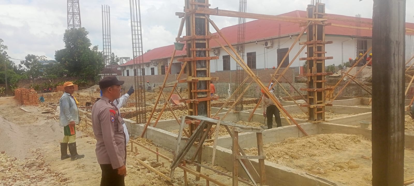 Bhabinkamtibmas Polsek Siantar Marihat Sampaikan Imbauan Kamtibmas kepada Pekerja Bangunan Bhabinkamtibmas Polsek Siantar Marihat Sampaikan Imbauan Kamtibmas kepada Pekerja Bangunan