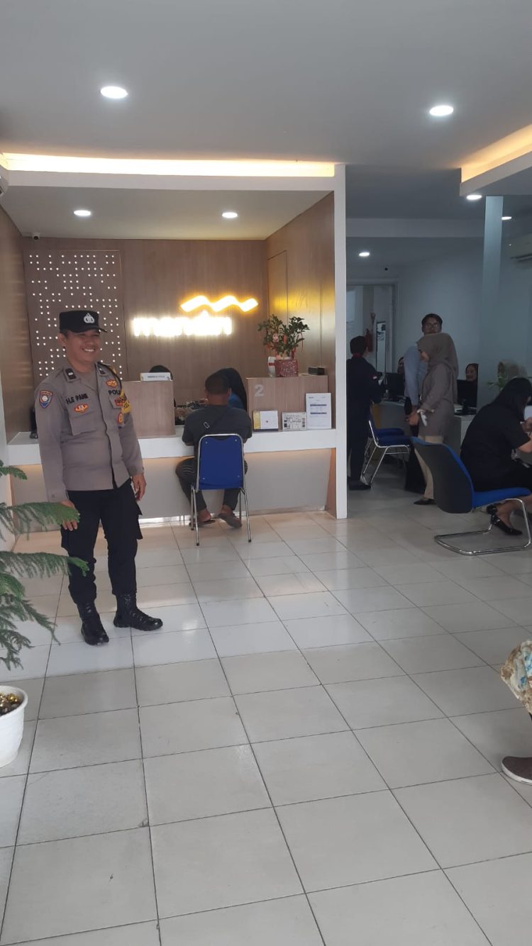 Bhabinkamtibmas Polsek Siantar Utara Sambang Kamtibmas di Bank Mandiri Jalan SM Raja Bhabinkamtibmas Polsek Siantar Utara Sambang Kamtibmas di Bank Mandiri Jalan SM Raja