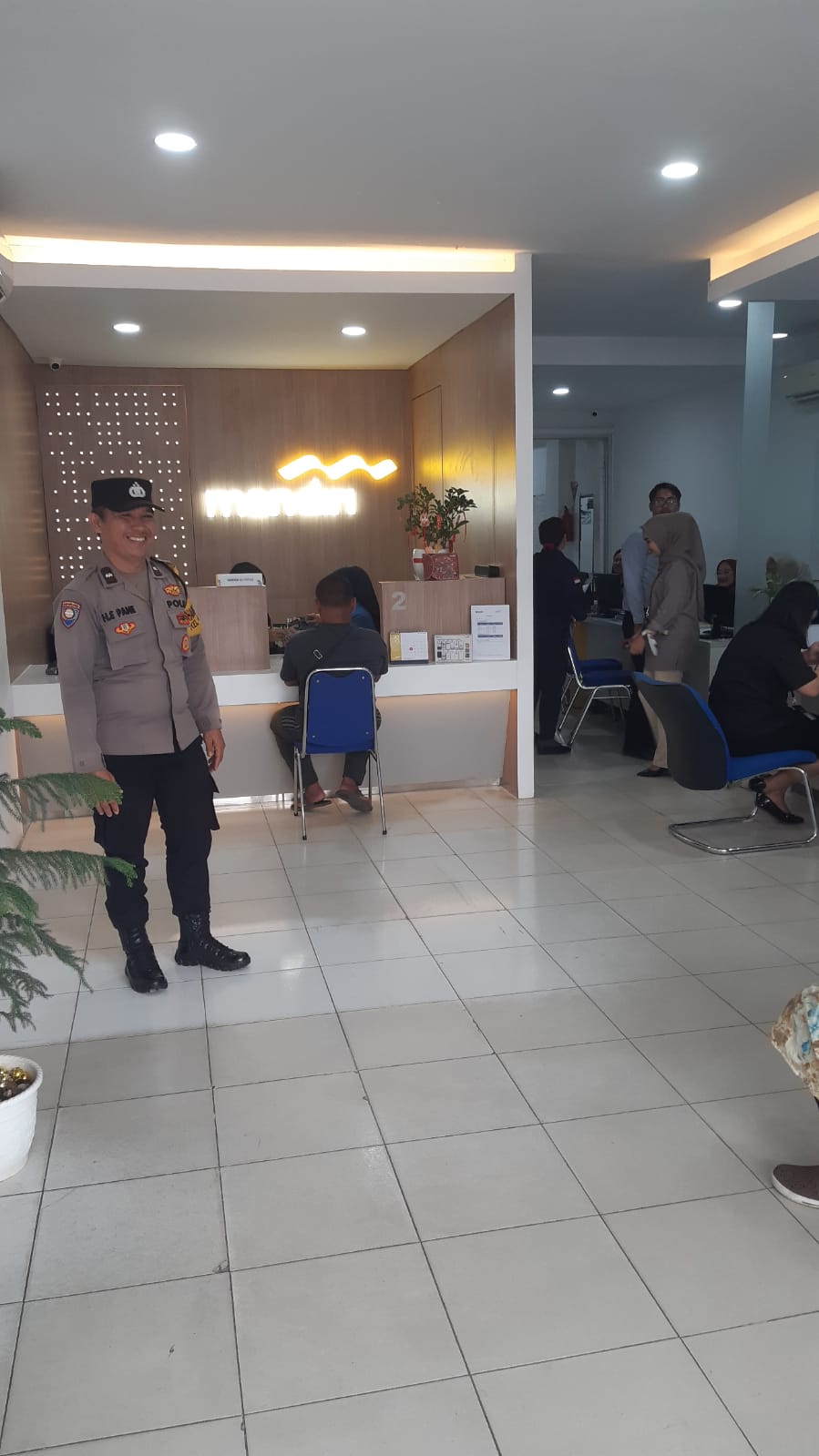 Bhabinkamtibmas Polsek Siantar Utara Sambang Kamtibmas di Bank Mandiri Jalan SM Raja Bhabinkamtibmas Polsek Siantar Utara Sambang Kamtibmas di Bank Mandiri Jalan SM Raja