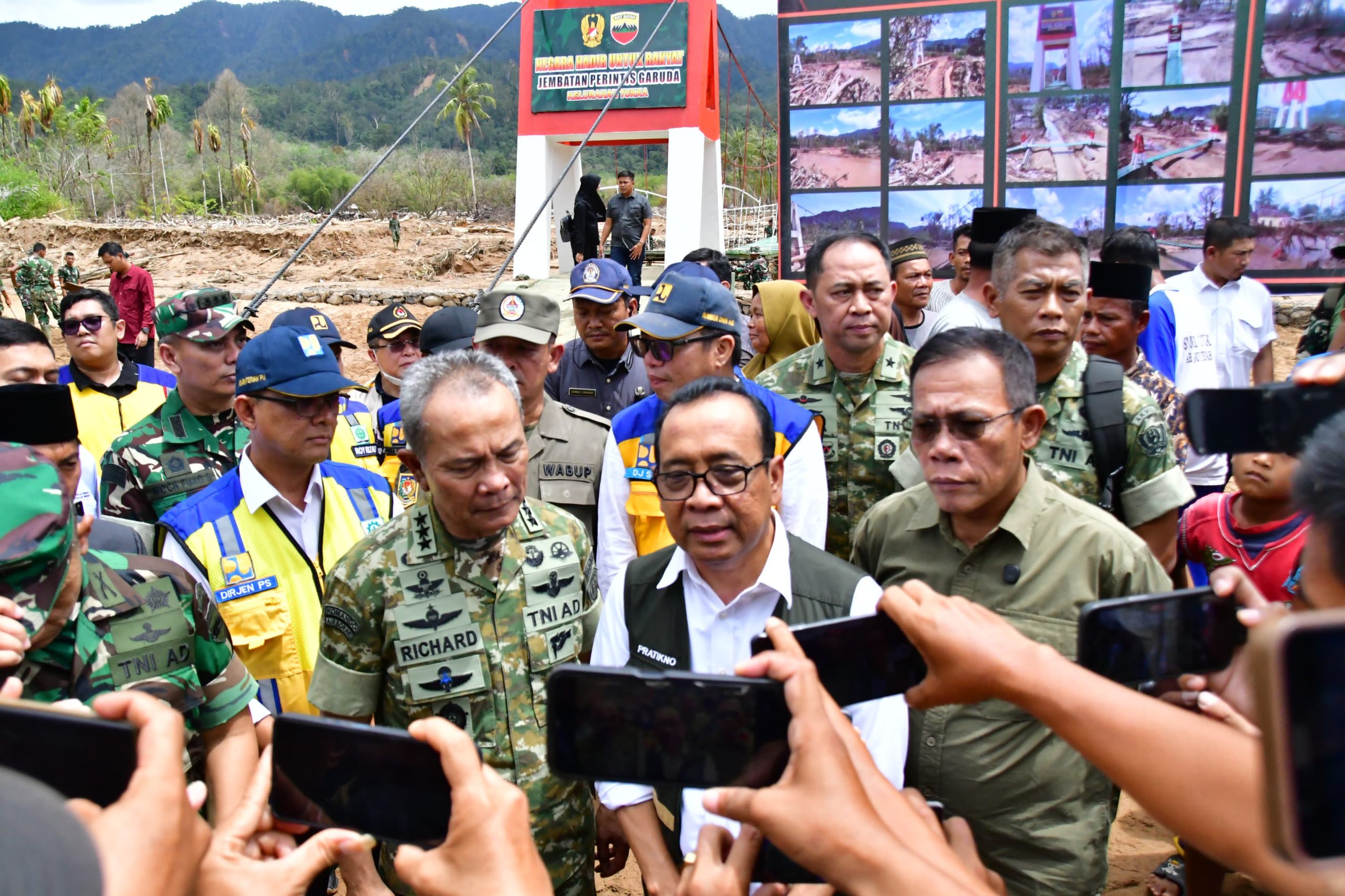 Kolaborasi Pusat dan Daerah Dalam Kunjungan Kerja Menko PMK dan Kasum TNI Tinjau Pascabencana Banjir Tapanuli Tengah Kolaborasi Pusat dan Daerah Dalam Kunjungan Kerja Menko PMK dan Kasum TNI Tinjau Pascabencana Banjir Tapanuli Tengah