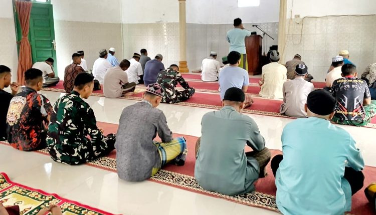 Bersama Warga, Anggota Satgas TMMD ke 127 Kodim 0207/Simalungun, Laksanakan Sholat Jum'at Bersama Bersama Warga, Anggota Satgas TMMD ke 127 Kodim 0207/Simalungun, Laksanakan Sholat Jum'at Bersama