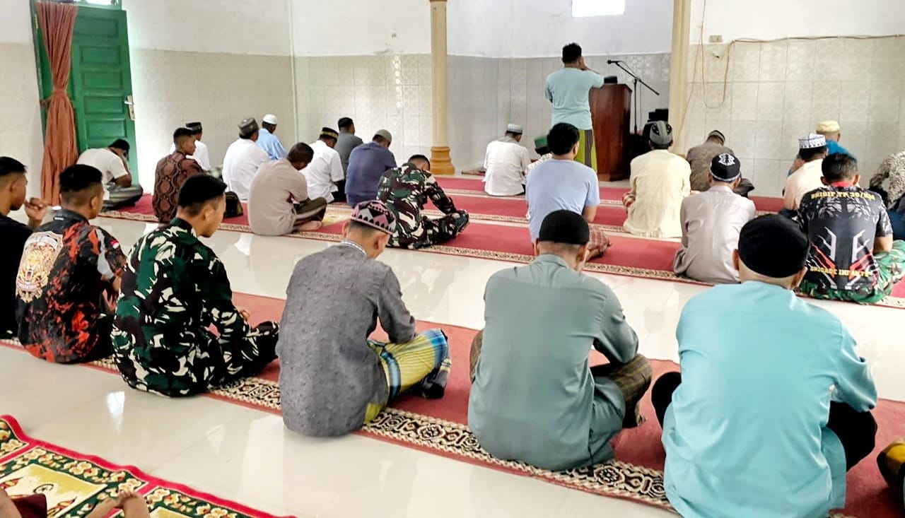 Bersama Warga, Anggota Satgas TMMD ke 127 Kodim 0207/Simalungun, Laksanakan Sholat Jum'at Bersama Bersama Warga, Anggota Satgas TMMD ke 127 Kodim 0207/Simalungun, Laksanakan Sholat Jum'at Bersama