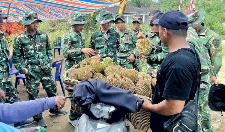 Borong Durian Warga, Satgas TMMD Ke-127 Kodim 0207/Simalungun Bantu Dongkrak Ekonomi Petani Borong Durian Warga, Satgas TMMD Ke-127 Kodim 0207/Simalungun Bantu Dongkrak Ekonomi Petani