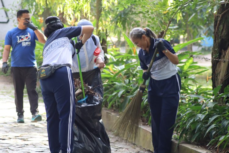 Jadikan Lingkungan Bersih dan Sehat, Kapolres Pematangsiantar Pimpin Kebersihan Bersama Jadikan Lingkungan Bersih dan Sehat, Kapolres Pematangsiantar Pimpin Kebersihan Bersama