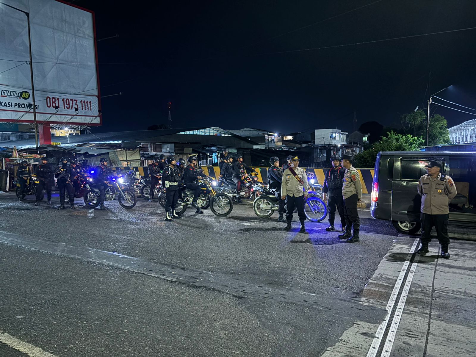 Hingga Dini Hari, Brimob Polda Sumut dan Polsek Medan Timur Sisir Titik Rawan Kamtibmas