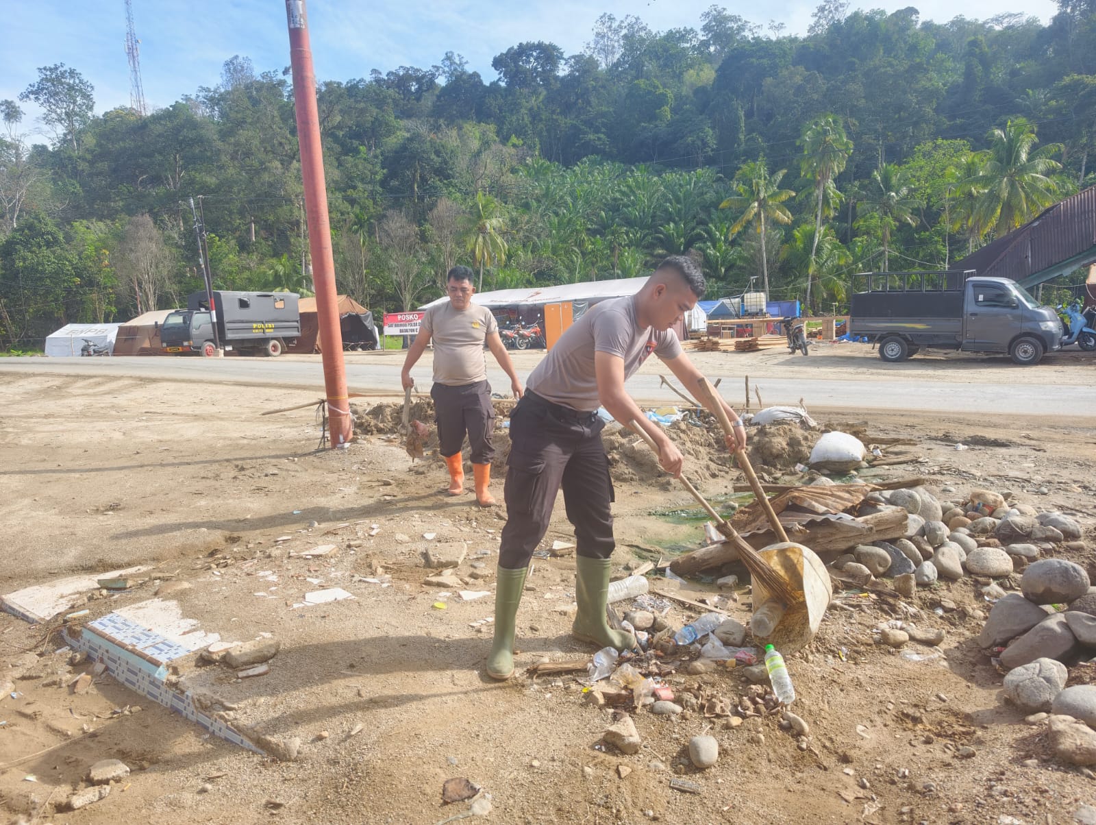 Operasi Aman Nusa II, Brimob Polda Sumut Hadir di Tapsel Bersihkan Masjid, Siapkan Dapur Lapangan, Tebar Harapan untuk Warga Operasi Aman Nusa II, Brimob Polda Sumut Hadir di Tapsel Bersihkan Masjid, Siapkan Dapur Lapangan, Tebar Harapan untuk Warga