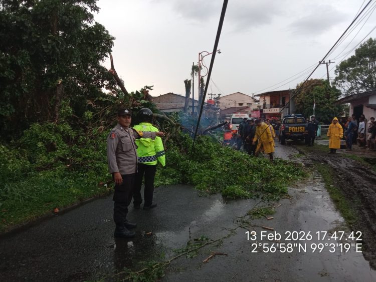 Bhabinkamtibmas Polsek Siantar Barat Respon Cepat Bantu Bersihkan Pohon Tumbang di Jalan Simbolon Bhabinkamtibmas Polsek Siantar Barat Respon Cepat Bantu Bersihkan Pohon Tumbang di Jalan Simbolon