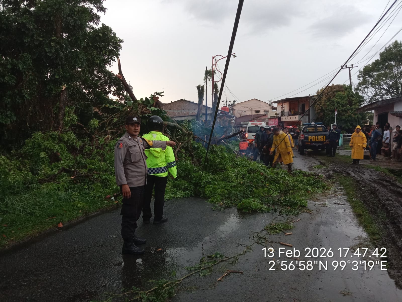 Bhabinkamtibmas Polsek Siantar Barat Respon Cepat Bantu Bersihkan Pohon Tumbang di Jalan Simbolon