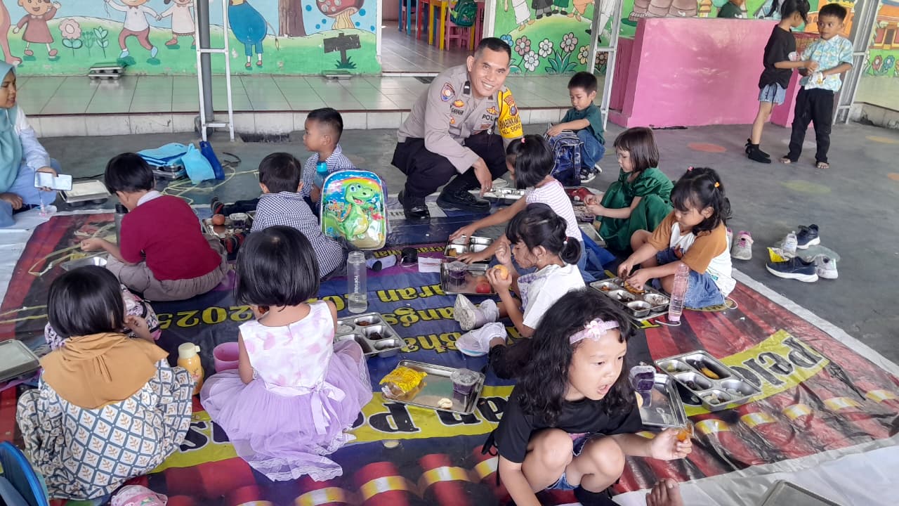 Bhabinkamtibmas Polsek Siantar Timur Monitoring Distribusi MBG