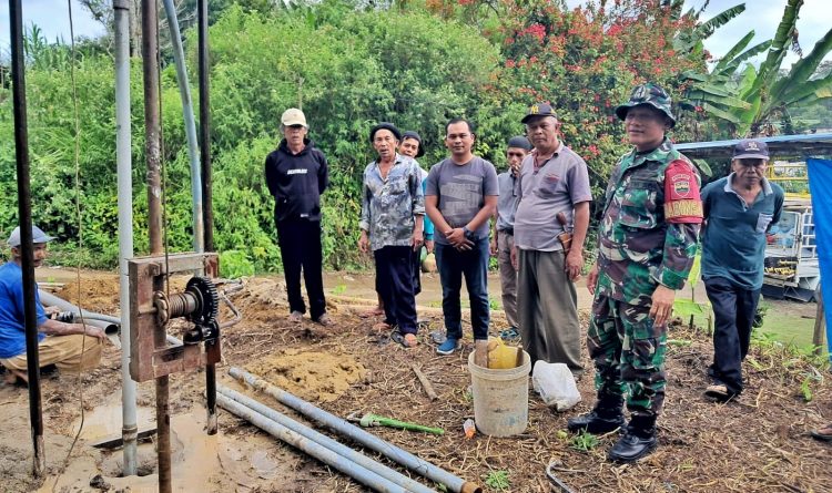Satgas TMMD Ke-127 Kodim 0207/Simalungun dan Warga Gotong Royong Bangun Sumur Bor di Nagori Dame Raya Satgas TMMD Ke-127 Kodim 0207/Simalungun dan Warga Gotong Royong Bangun Sumur Bor di Nagori Dame Raya
