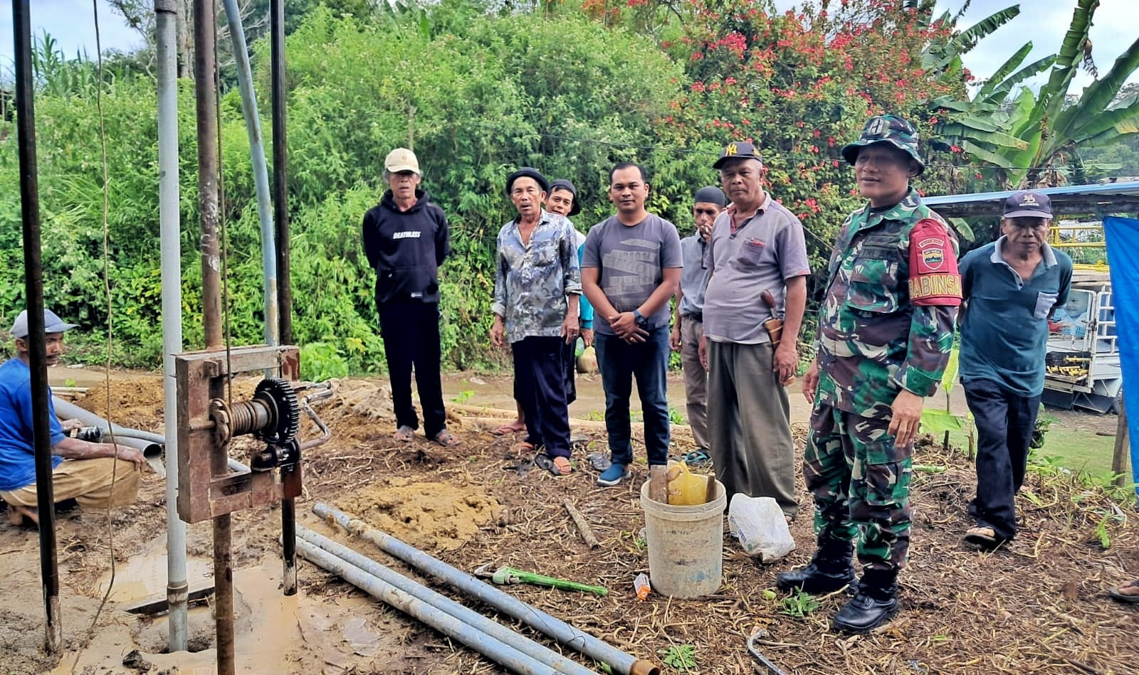 Satgas TMMD Ke-127 Kodim 0207/Simalungun dan Warga Gotong Royong Bangun Sumur Bor di Nagori Dame Raya