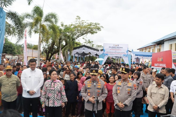 Kapolri dan Ketua Komisi IV DPR RI Salurkan Bantuan 13 Truk Logistik bagi Korban Bencana di Tapanuli Tengah