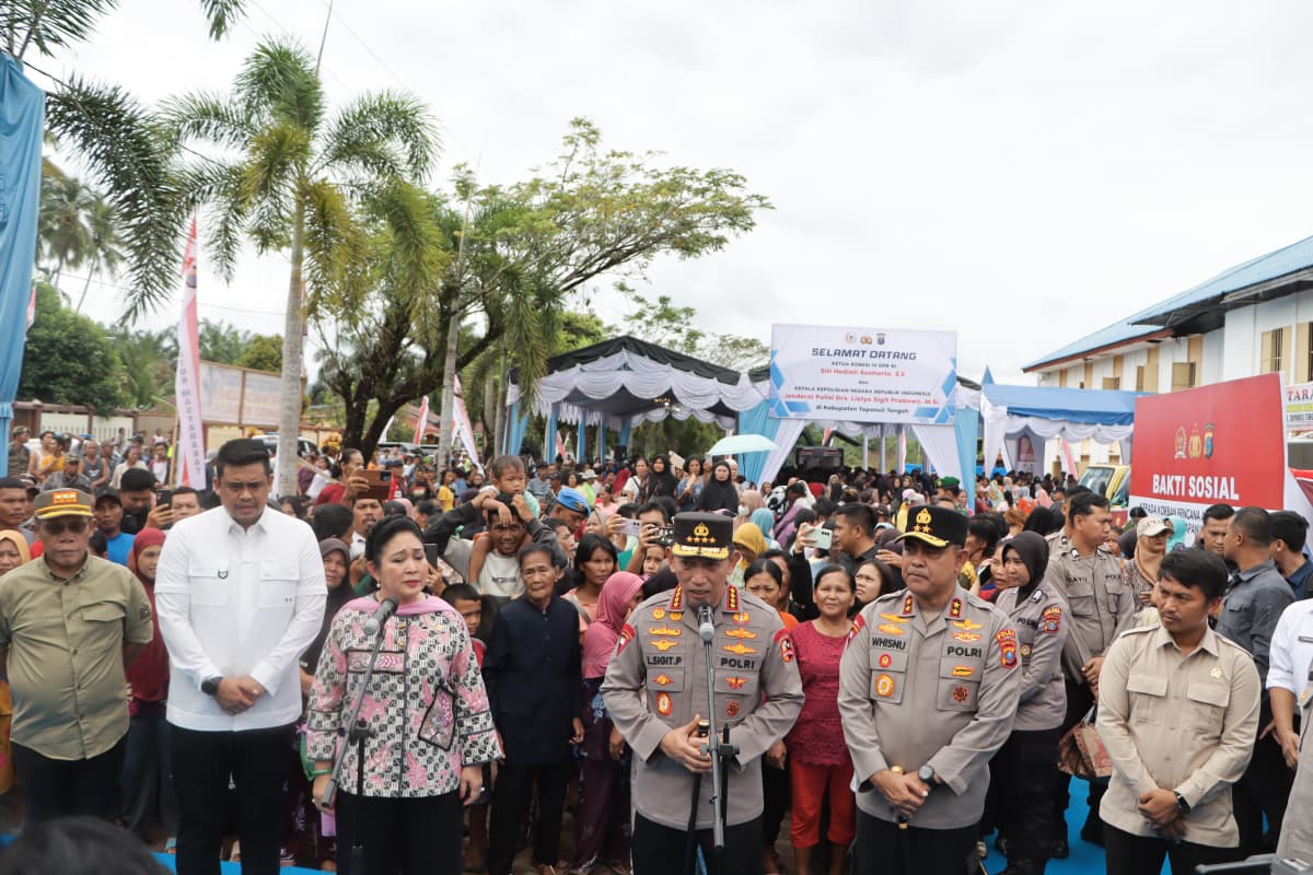 Kapolri dan Ketua Komisi IV DPR RI Salurkan Bantuan 13 Truk Logistik bagi Korban Bencana di Tapanuli Tengah Kapolri dan Ketua Komisi IV DPR RI Salurkan Bantuan 13 Truk Logistik bagi Korban Bencana di Tapanuli Tengah