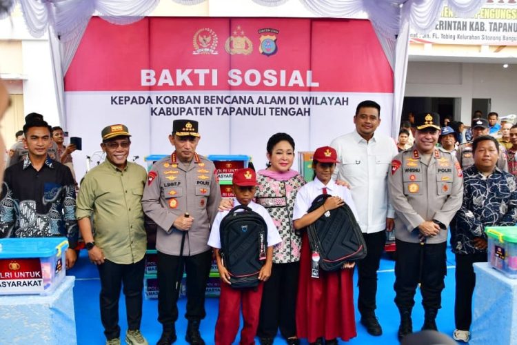 Ketua Komisi IV DPR RI dan Kapolri, Serahkan Bantuan Kemanusiaan Kepada Korban Bencana Alam di Huntara Pinangsori