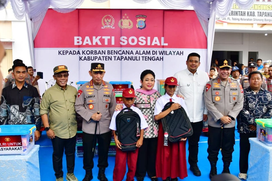 Ketua Komisi IV DPR RI dan Kapolri, Serahkan Bantuan Kemanusiaan Kepada Korban Bencana Alam di Huntara Pinangsori Ketua Komisi IV DPR RI dan Kapolri, Serahkan Bantuan Kemanusiaan Kepada Korban Bencana Alam di Huntara Pinangsori