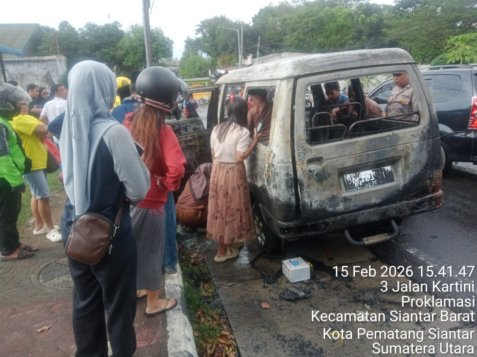 Satu Unit Mobil Carry Terbakar di Jalan Sudirman, Polsek Siantar Barat Cek TKP