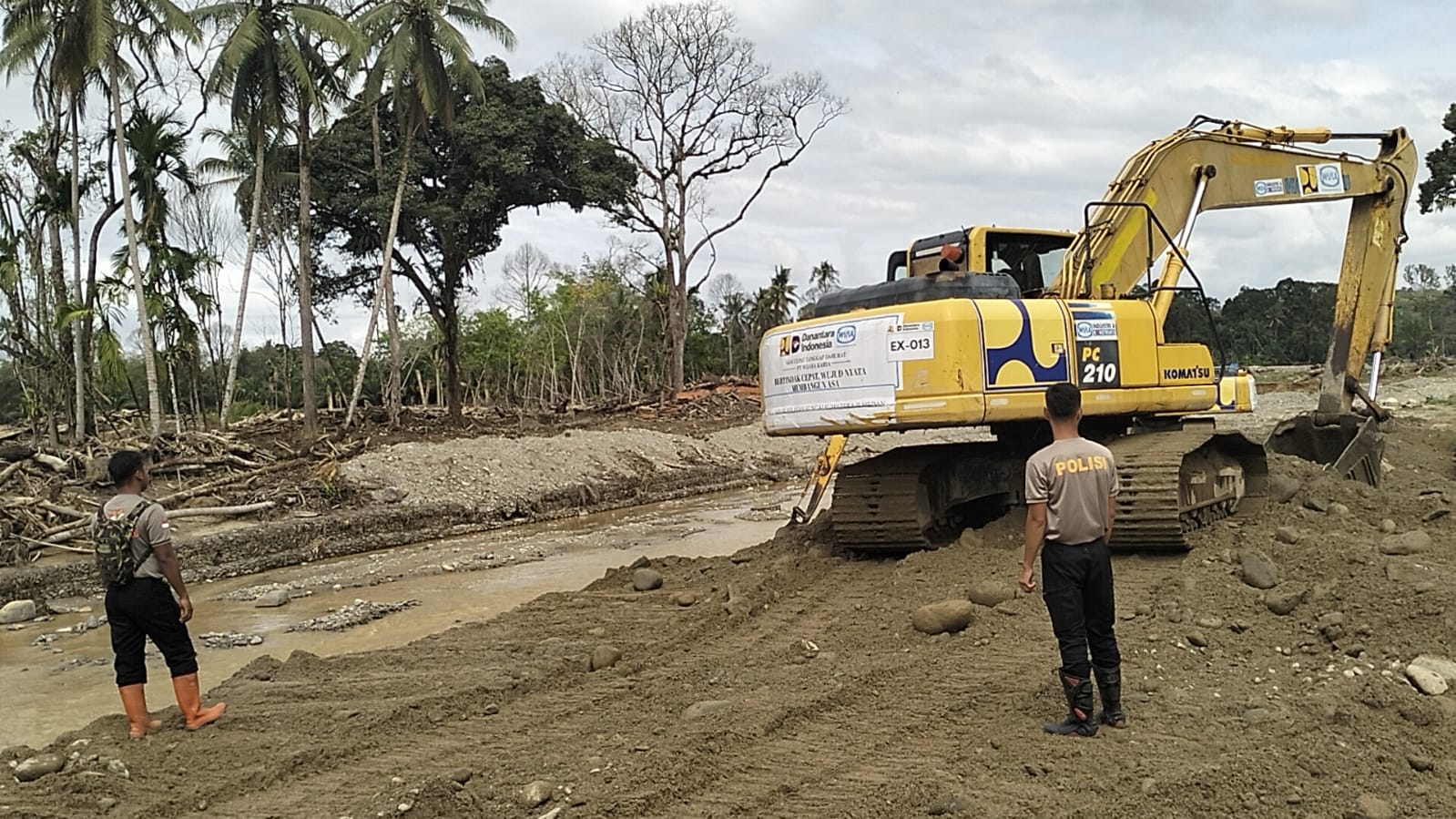Brimob Polda Sumut Kawal Normalisasi Sungai Garoga, Wujudkan Lingkungan Aman dan Hunian Layak Brimob Polda Sumut Kawal Normalisasi Sungai Garoga, Wujudkan Lingkungan Aman dan Hunian Layak