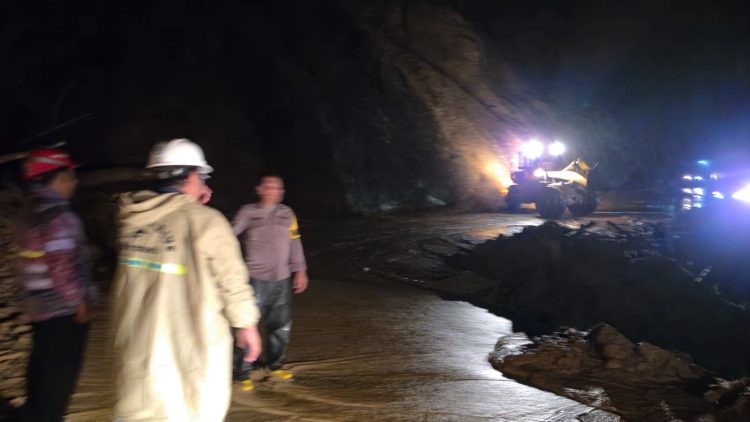 Sempat Terputus di 8 Titik, Jalur Sibolga-Tarutung Kembali Bisa Dilalui Pukul 23.00 WIB Sempat Terputus di 8 Titik, Jalur Sibolga-Tarutung Kembali Bisa Dilalui Pukul 23.00 WIB