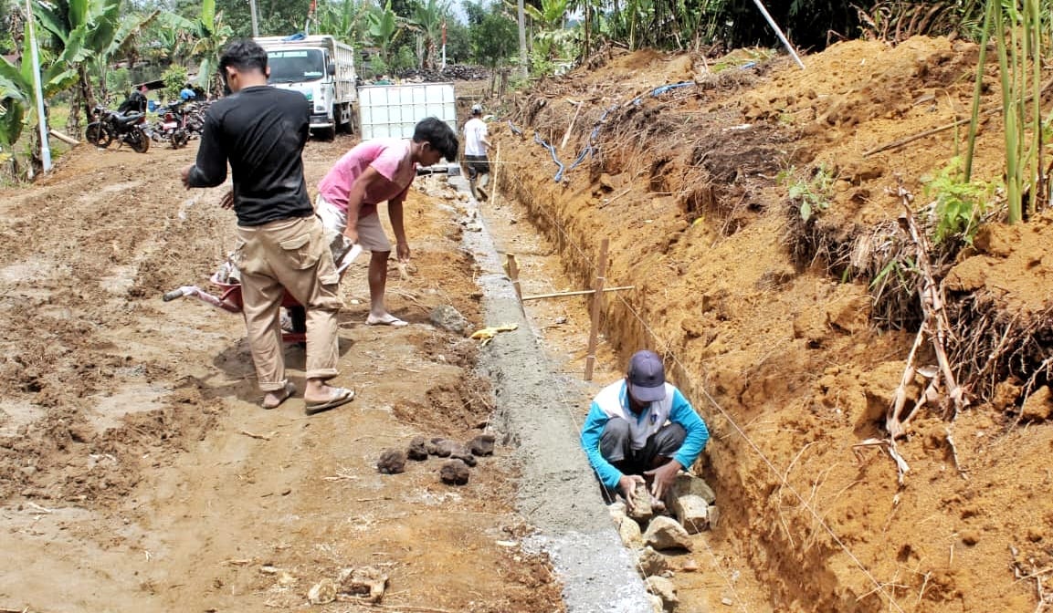 Satgas TMMD ke-127 Kodim 0207/Simalungun dan Warga Bahapal Kebut Pengerjaan Drainase