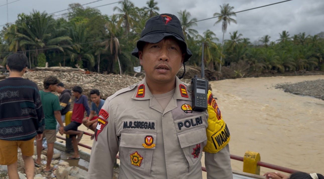 Brimob Polda Sumut Hadir di Tengah Ancaman Banjir, Pantau Langsung Kondisi Sungai Garoga Brimob Polda Sumut Hadir di Tengah Ancaman Banjir, Pantau Langsung Kondisi Sungai Garoga