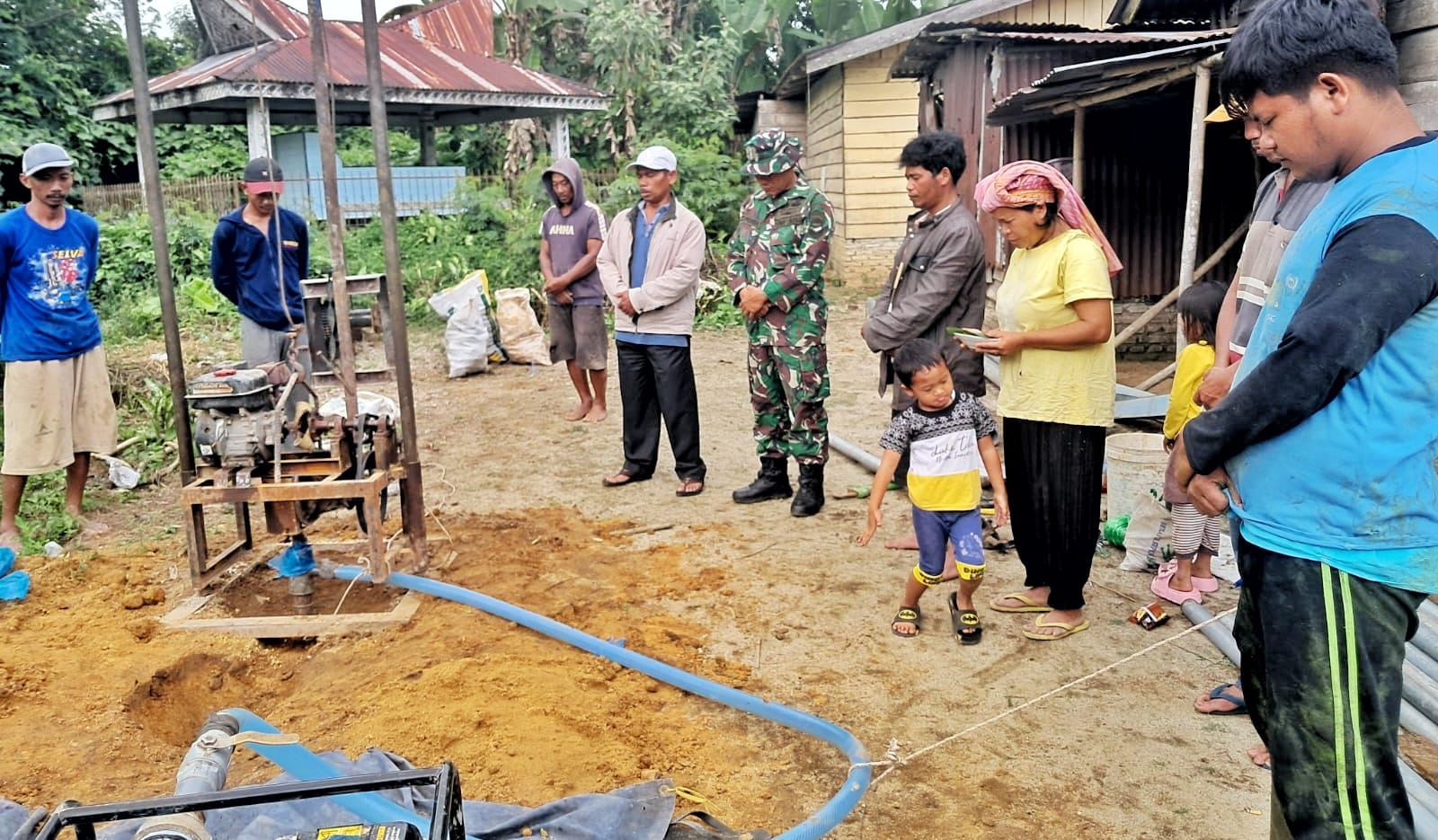 Doa Bersama Awali Pembuatan Sumur Bor di Dusun Raya Mas Oleh Satgas TMMD ke 127 Kodim 0207/Sml Doa Bersama Awali Pembuatan Sumur Bor di Dusun Raya Mas Oleh Satgas TMMD ke 127 Kodim 0207/Sml