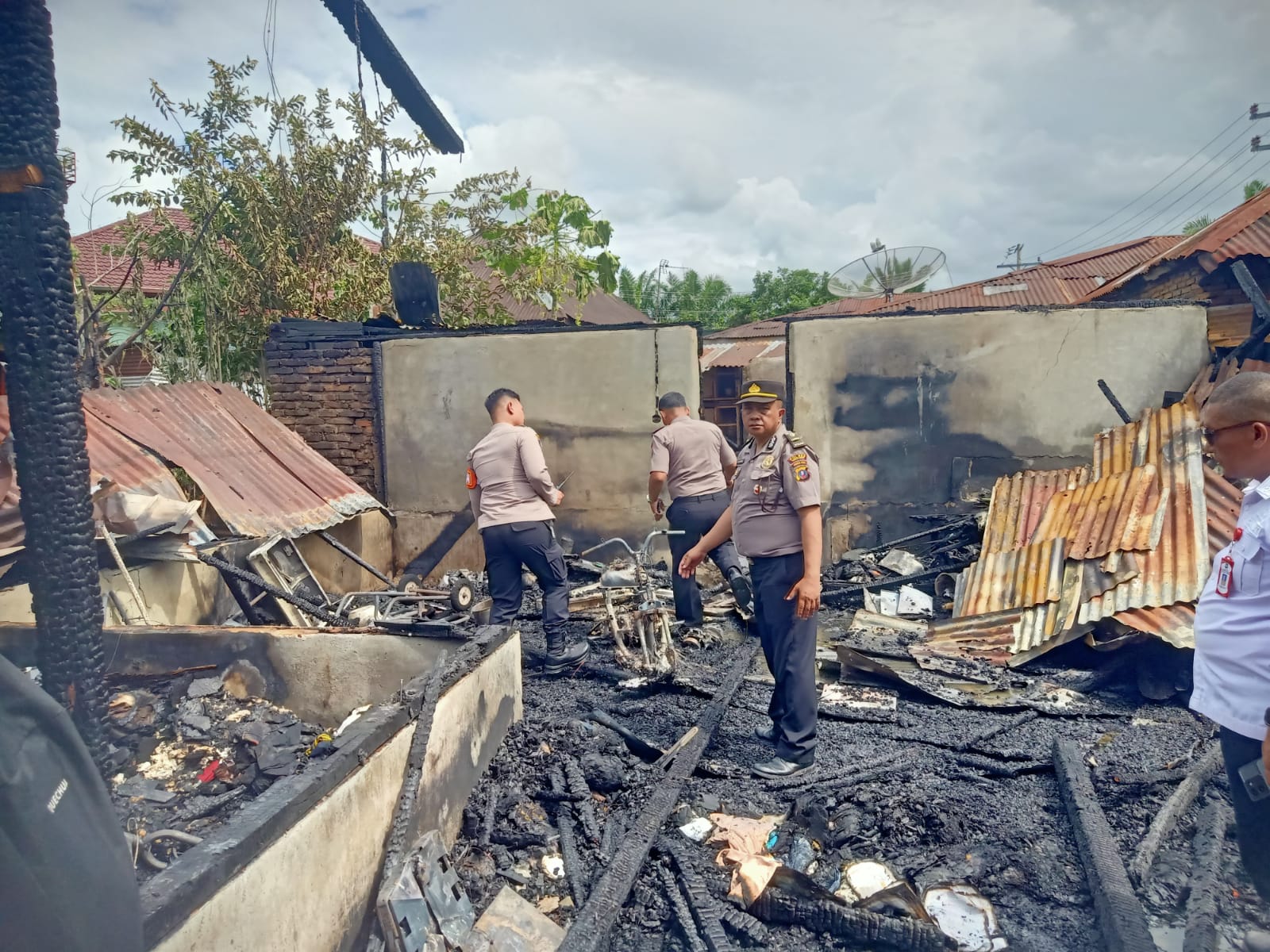 Kapolsek Siantar Marihat Cek Kebakaran Rumah Warga di Kelurahan Sukaraja Kapolsek Siantar Marihat Cek Kebakaran Rumah Warga di Kelurahan Sukaraja