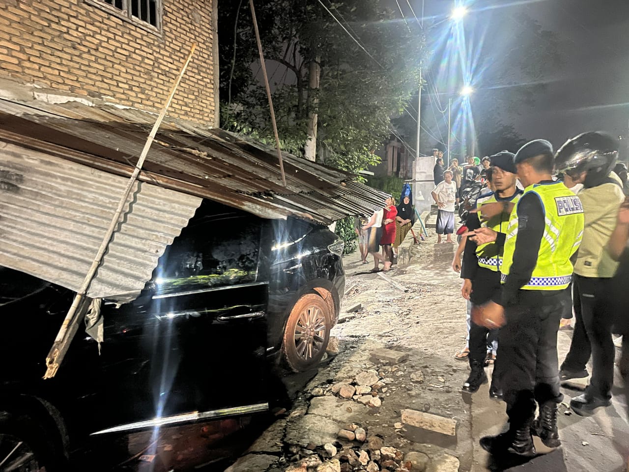 Mobil Toyota Harrier Hilang Kendali di Depan Mako, Personil Brimob Sumut Bergerak Cepat Amankan Lokasi Mobil Toyota Harrier Hilang Kendali di Depan Mako, Personil Brimob Sumut Bergerak Cepat Amankan Lokasi