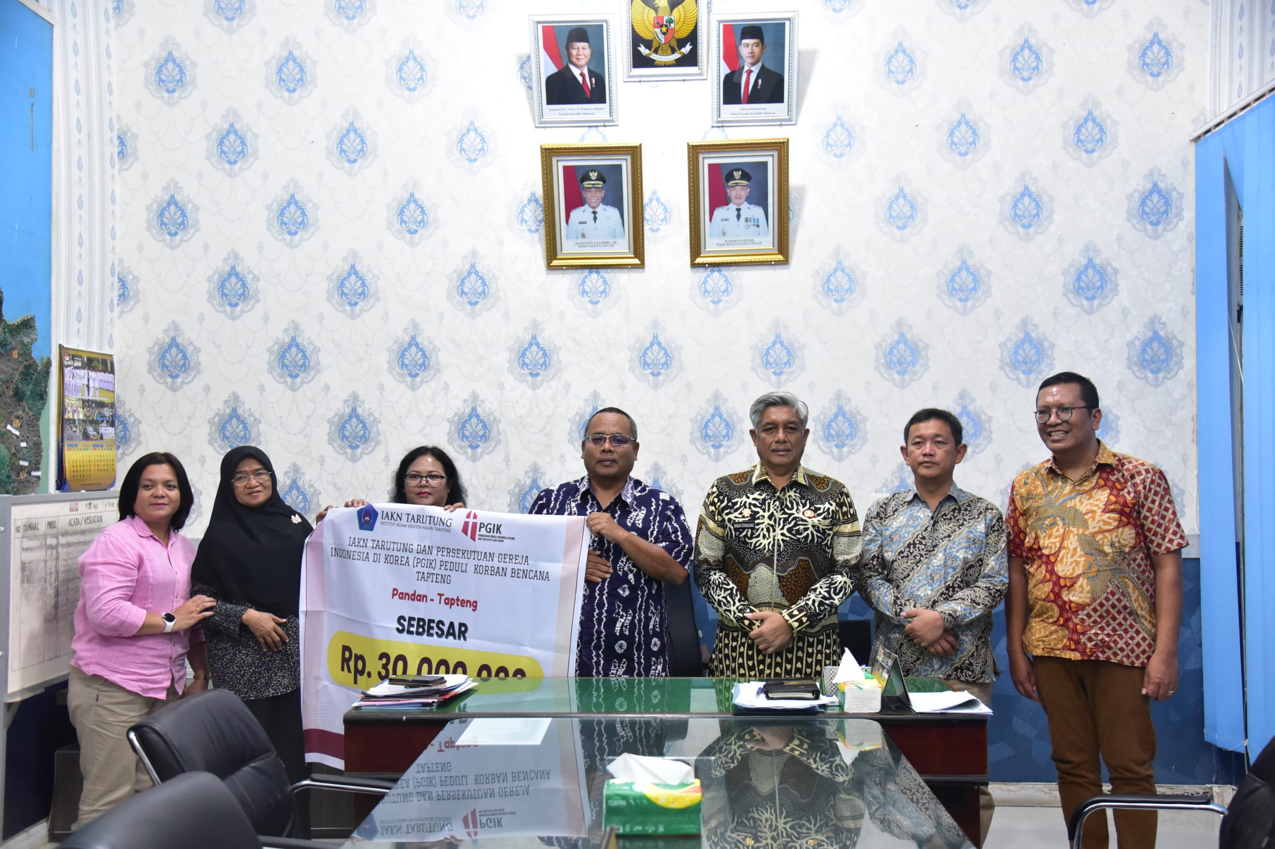 Pemkab Tapteng Terima Rp30 Juta Bantuan Sosial Kemanusian Dari Institut Agama Kristen Negeri (IAKN) Tarutung