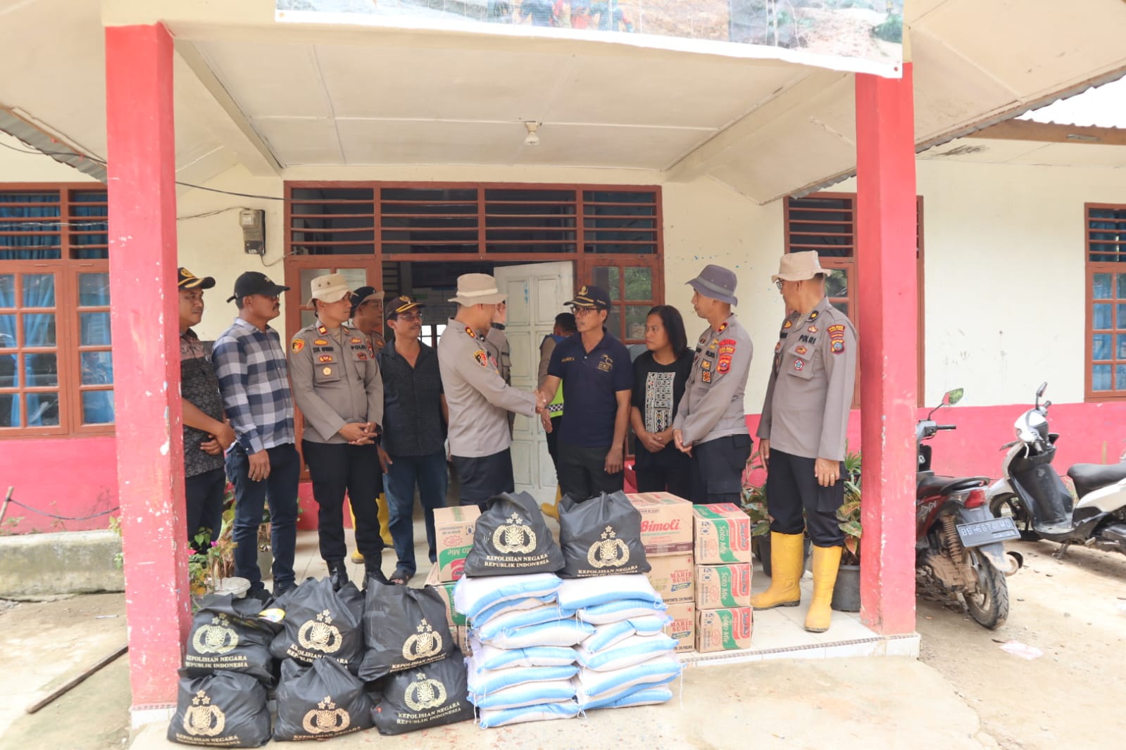 Kapolres Tapteng Serahkan Bansos dan Serap Aspirasi Warga