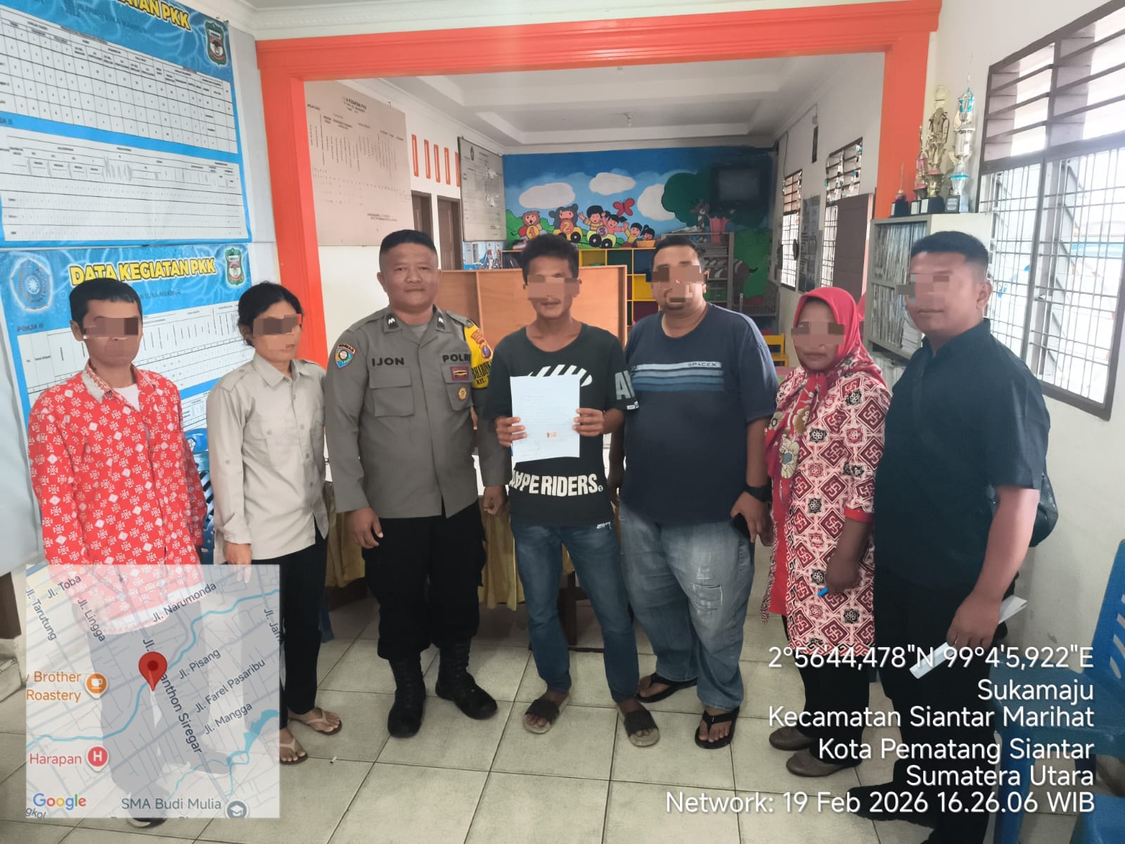 Bhabinkamtibmas Polsek Siantar Marihat Selesaikan Masalah Warga Perumahan Senayan Residence dengan Mediasi