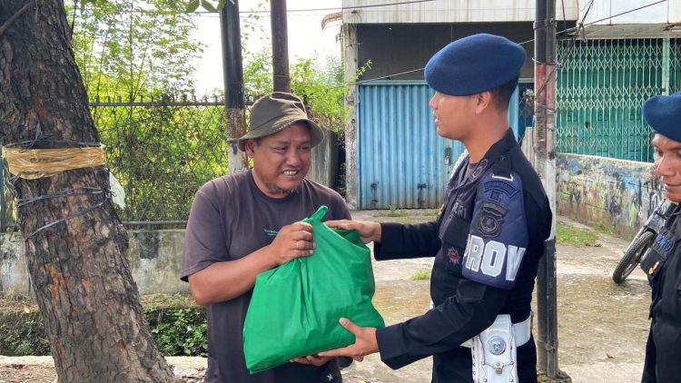 Bulan Ramadhan, Brimob Polda Sumut Hadir Berbagi Harapan Lewat Jum’at Berkah