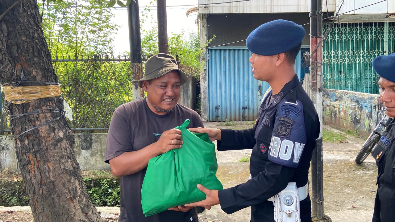 Bulan Ramadhan, Brimob Polda Sumut Hadir Berbagi Harapan Lewat Jum’at Berkah Bulan Ramadhan, Brimob Polda Sumut Hadir Berbagi Harapan Lewat Jum’at Berkah