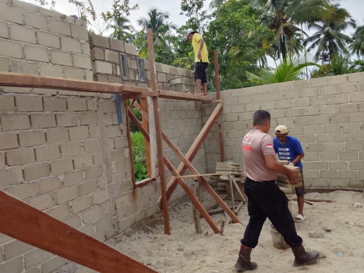 Tangan Bersatu Bangun Harapan, Brimob Bersama Warga Dirikan Rumah Korban Banjir di Tolang Julu Tangan Bersatu Bangun Harapan, Brimob Bersama Warga Dirikan Rumah Korban Banjir di Tolang Julu