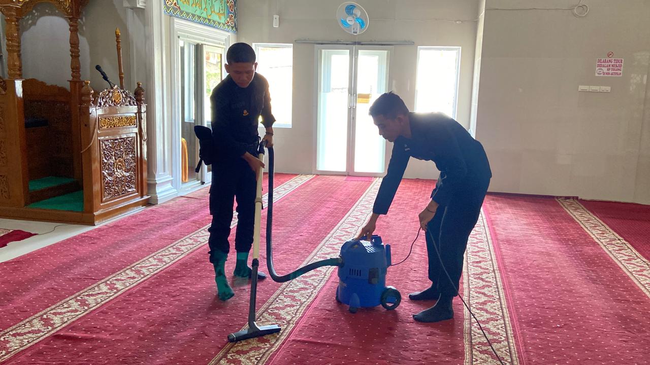 Langkah Sederhana Penuh Makna, Brimob Sumut Bersihkan Masjid di Medan Tembung Langkah Sederhana Penuh Makna, Brimob Sumut Bersihkan Masjid di Medan Tembung