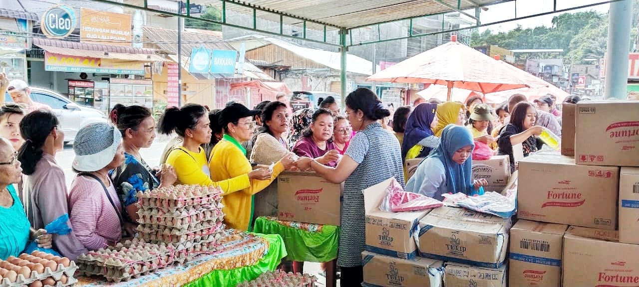 Gerakan Pangan Murah Dishanpangkan Simalungun di Kota Wisata Parapat Diserbu Warga Gerakan Pangan Murah Dishanpangkan Simalungun di Kota Wisata Parapat Diserbu Warga