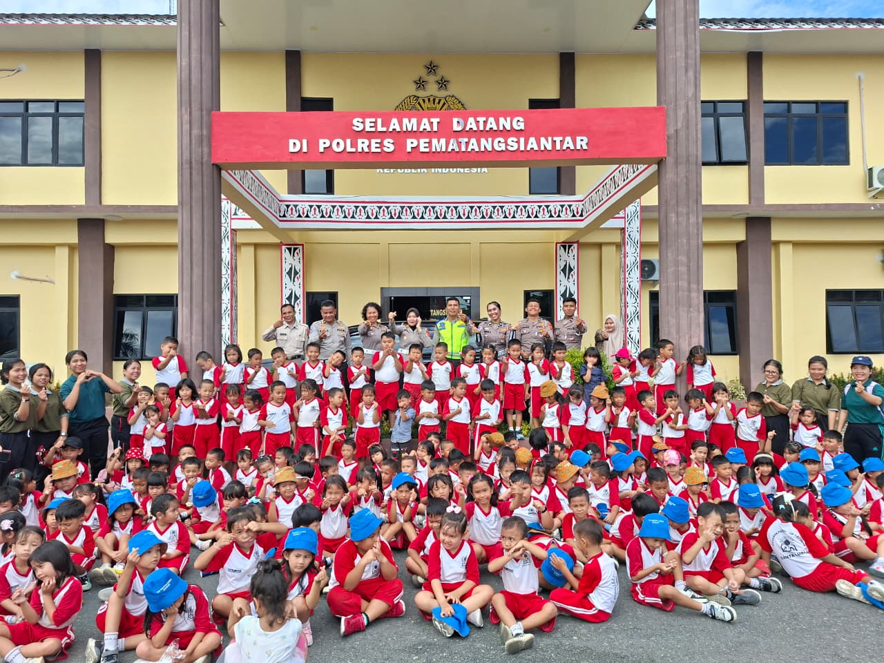 Edukasi Pemahaman Rambu Lalulintas Sejak Usia Dini Sat Lantas Polres Pematangsiantar Dikunjungi TK Cinta Rakyat Edukasi Pemahaman Rambu Lalulintas Sejak Usia Dini Sat Lantas Polres Pematangsiantar Dikunjungi TK Cinta Rakyat