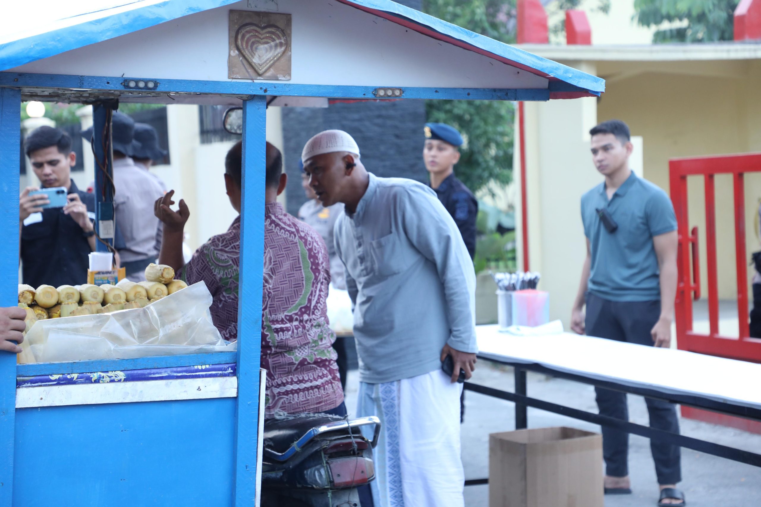 Brimob Polda Sumut Tebar Kepedulian, Berbagi Takjil untuk Masyarakat di Bulan Suci Ramadhan 1447 H